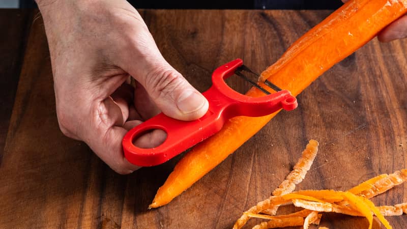 Progressive outlet potato peeler